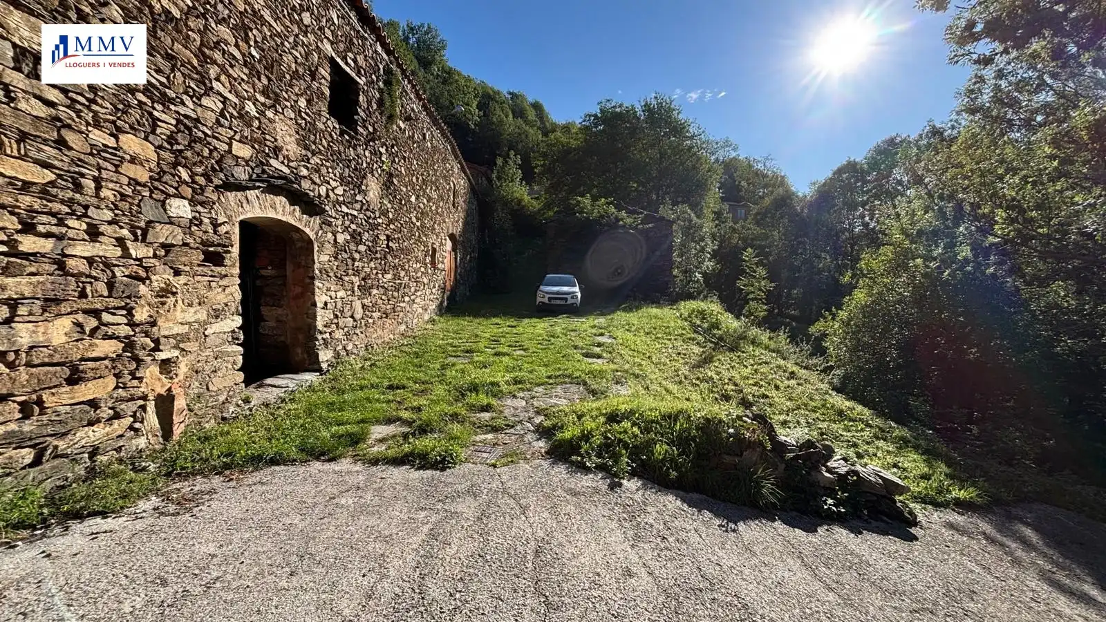 Aparcament de Finca rústica en venda en Vilallonga de Ter amb Jardí privat i Moblat