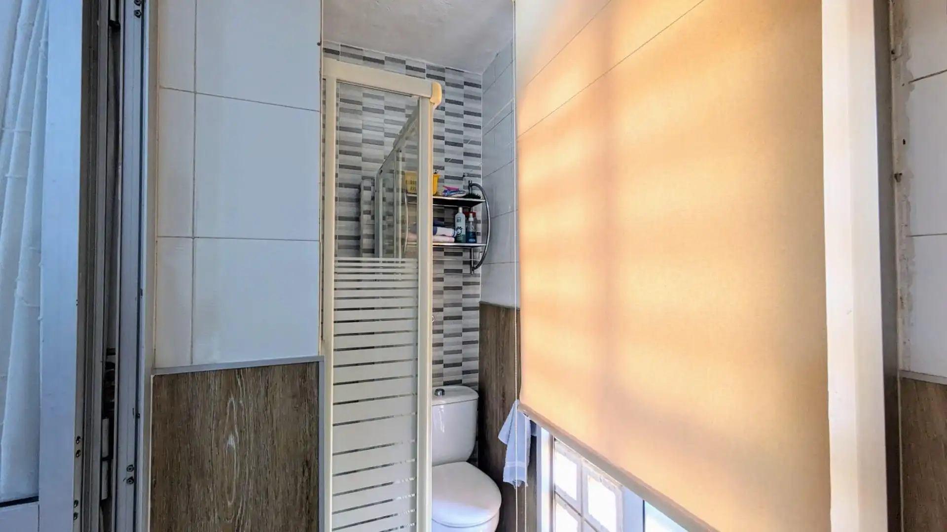 Baño de Piso de alquiler en Fuengirola con Aire acondicionado, Calefacción y Jardín privado