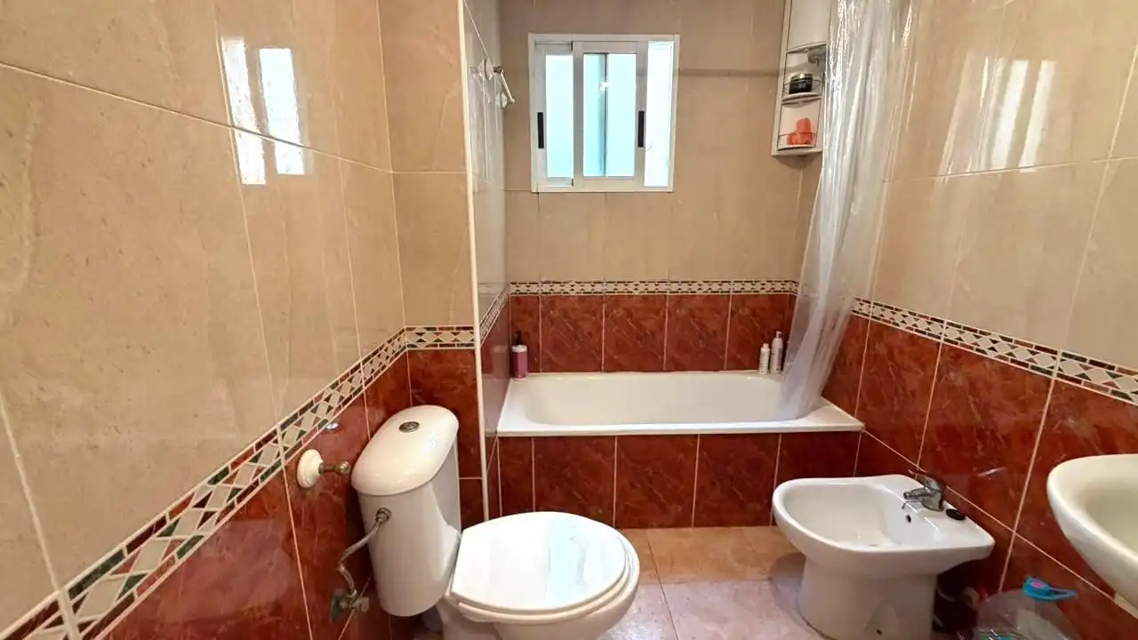 Baño de Apartamento en venta en Torrevieja con Aire acondicionado y Amueblado