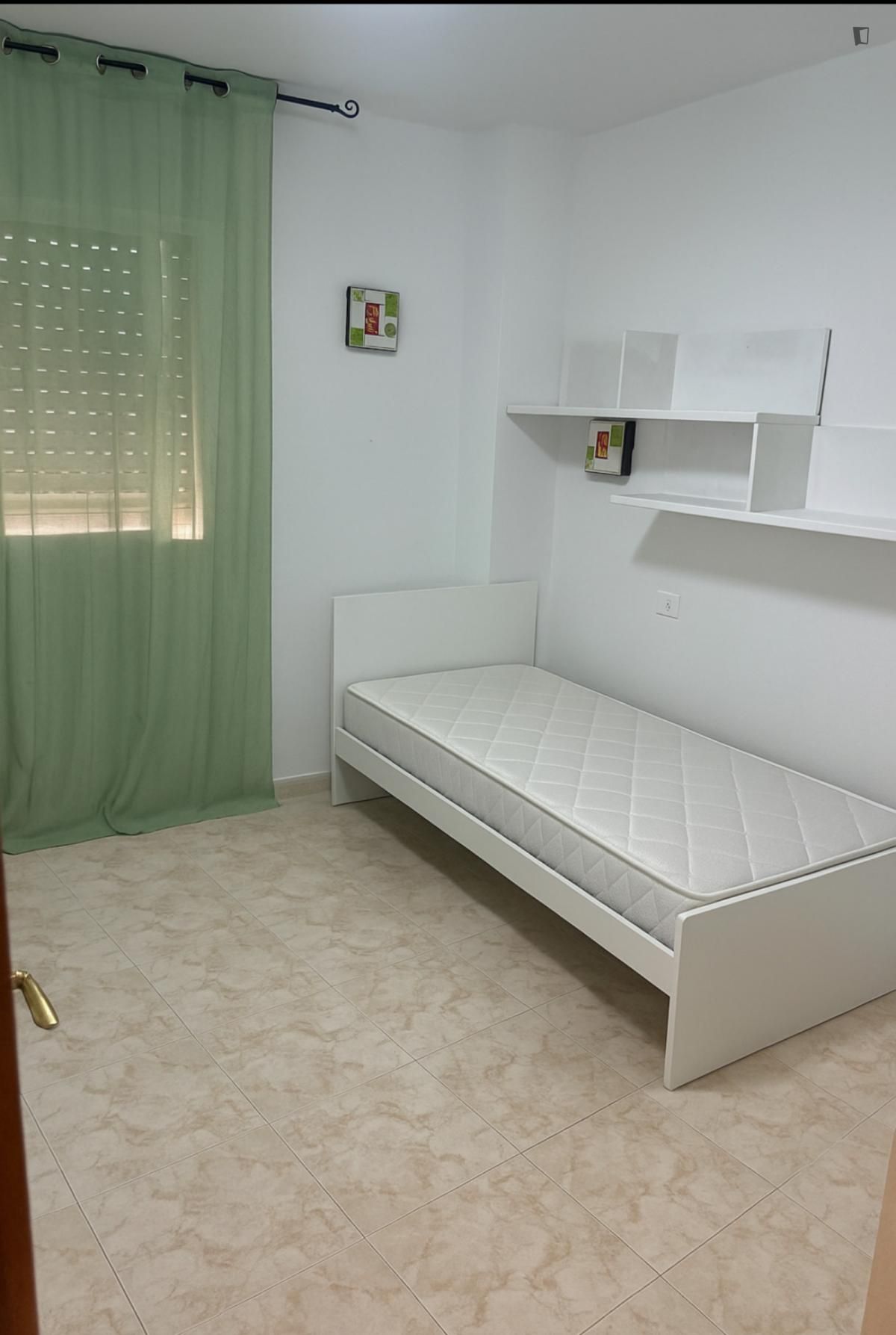Habitación de Apartamento para compartir en Castellón de la Plana / Castelló de la Plana con Aire acondicionado, Amueblado y Horno