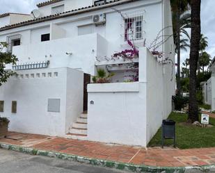 Vista exterior de Casa o xalet en venda en Estepona amb Aire condicionat, Terrassa i Piscina