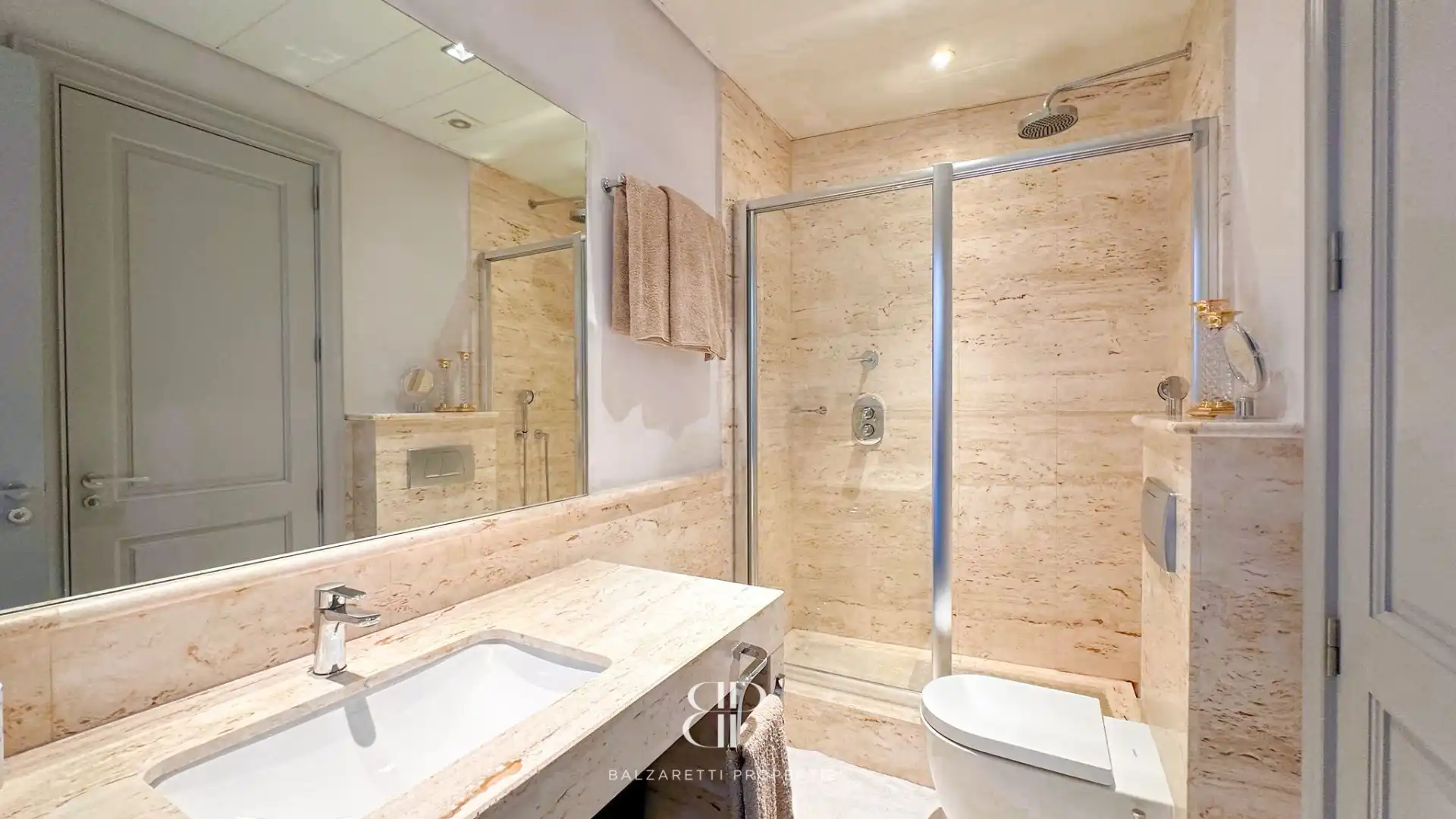 Badezimmer von Wohnung zur Miete in Barcelona mit Klimaanlage, Heizung und Parkett