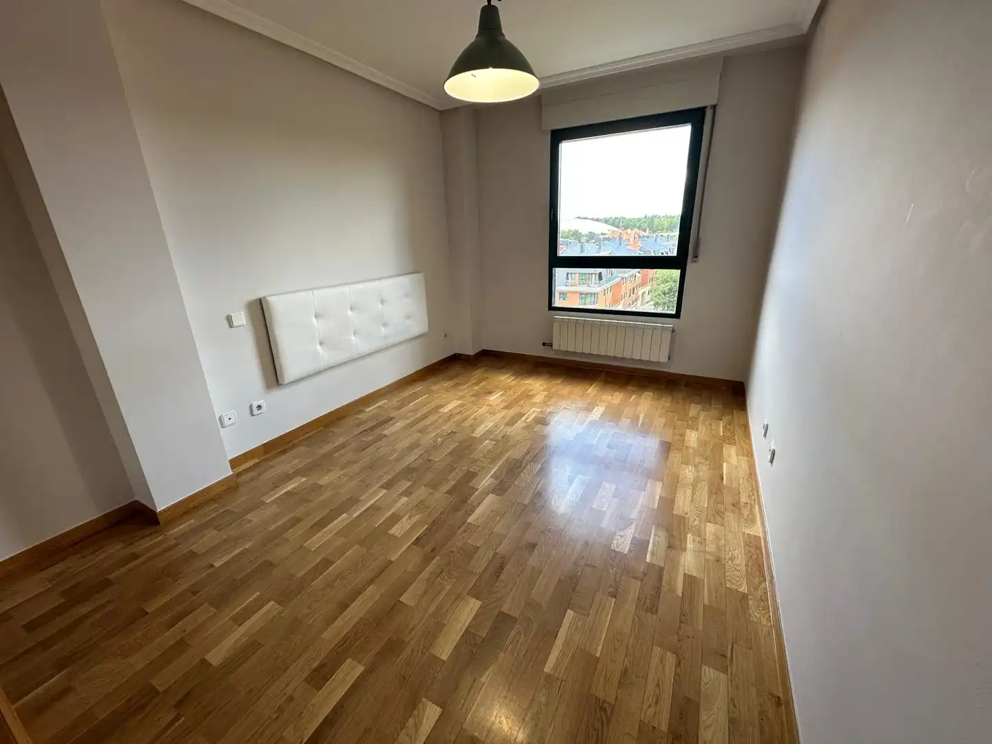 Habitación de Apartamento en venta en Burgos con Calefacción, Terraza y Trastero