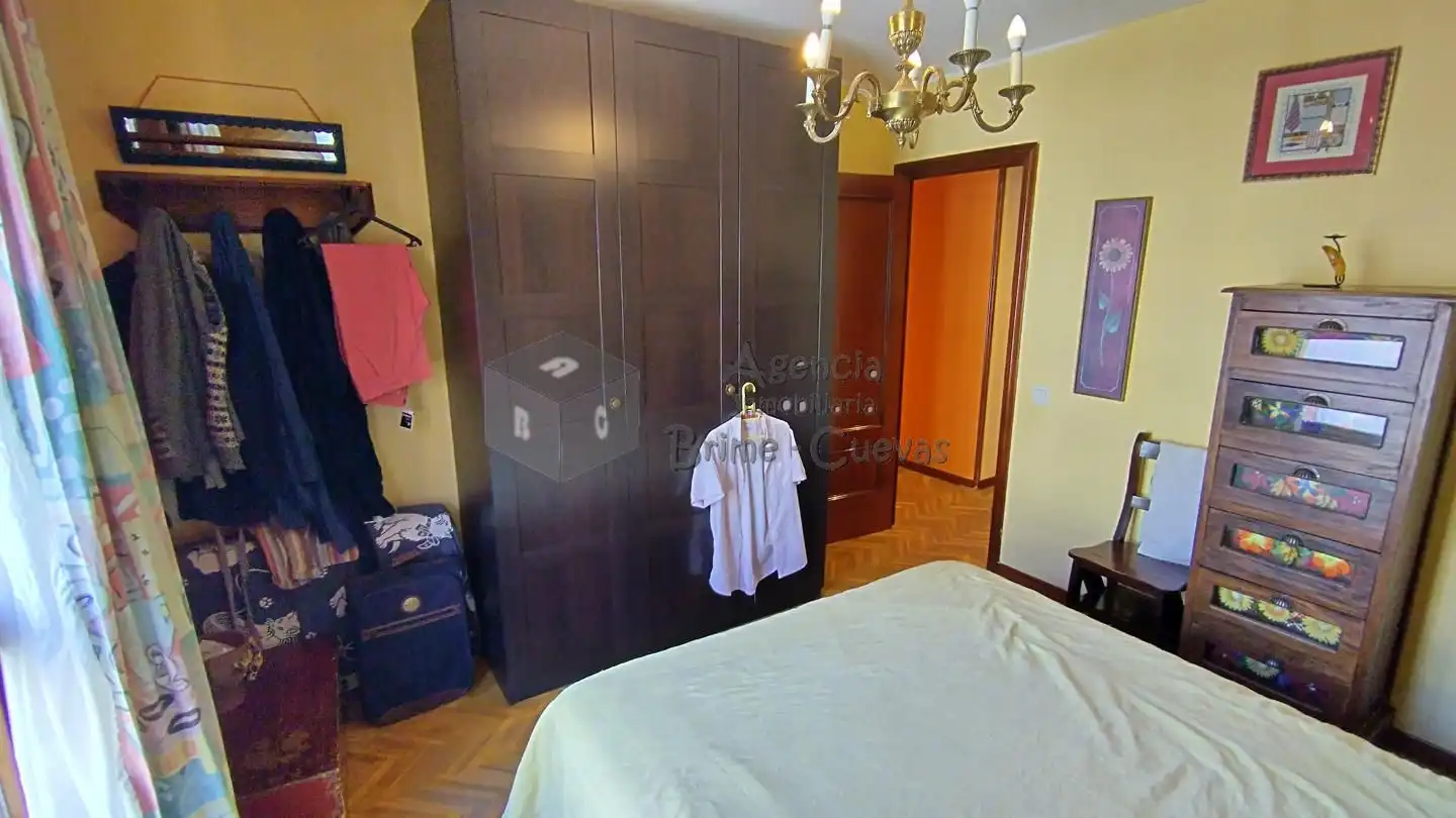 Dormitori de Pis en venda en Oviedo  amb Calefacció i Terrassa