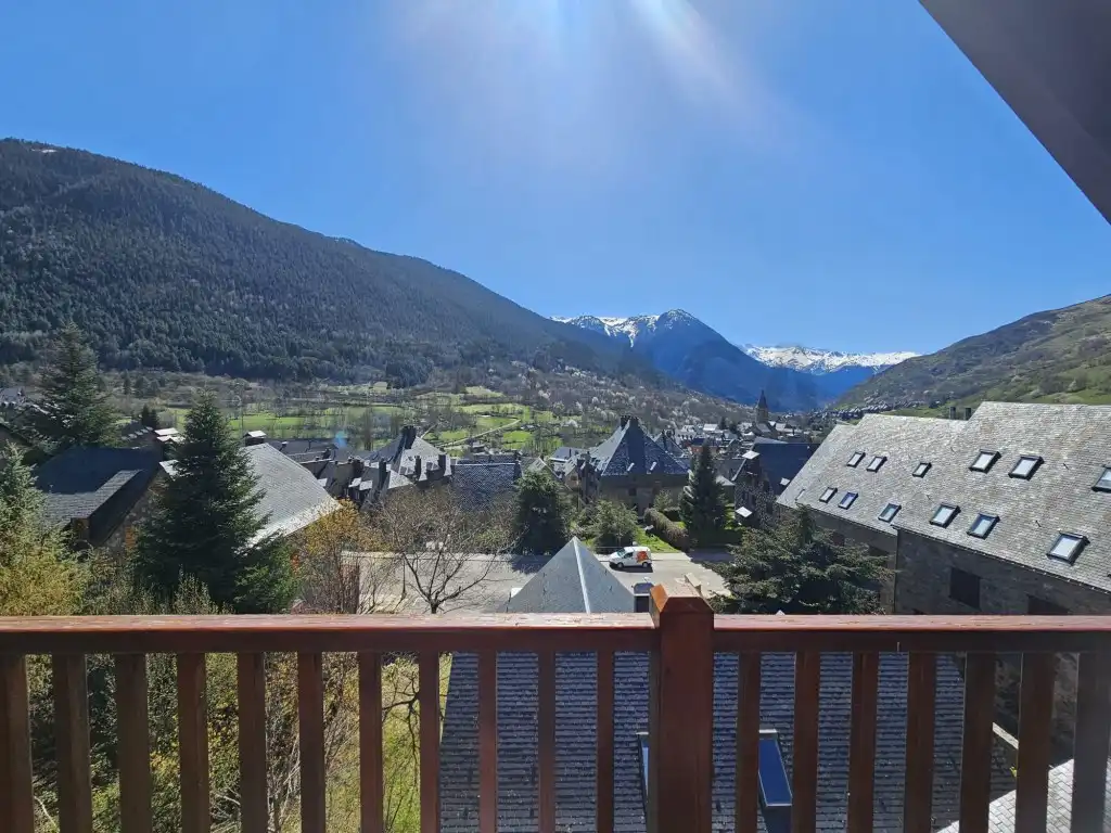 Vista exterior de Dúplex en venta en Naut Aran