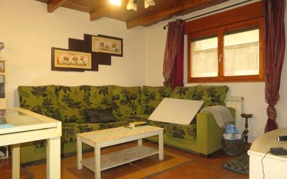 Sala d'estar de Casa adosada en venda en Santas Martas amb Balcó