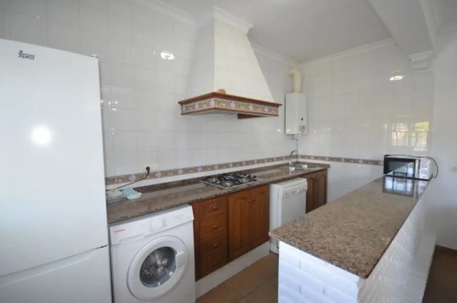 Cocina de Casa adosada de alquiler en Conil de la Frontera con Aire acondicionado, Jardín privado y Terraza