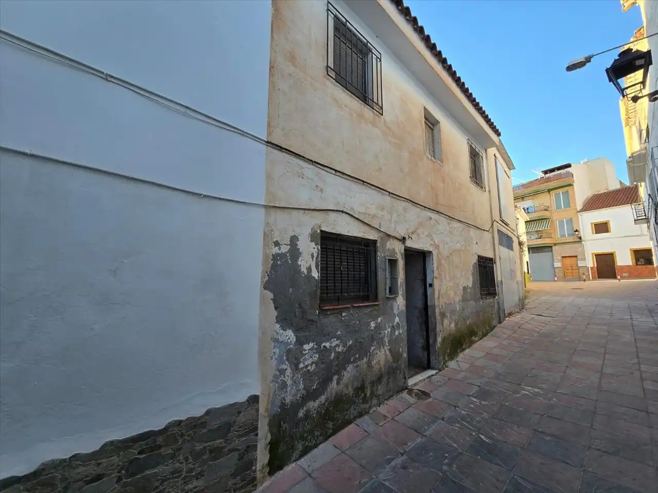 Außenansicht von Einfamilien-Reihenhaus zum Verkauf in Guadahortuna