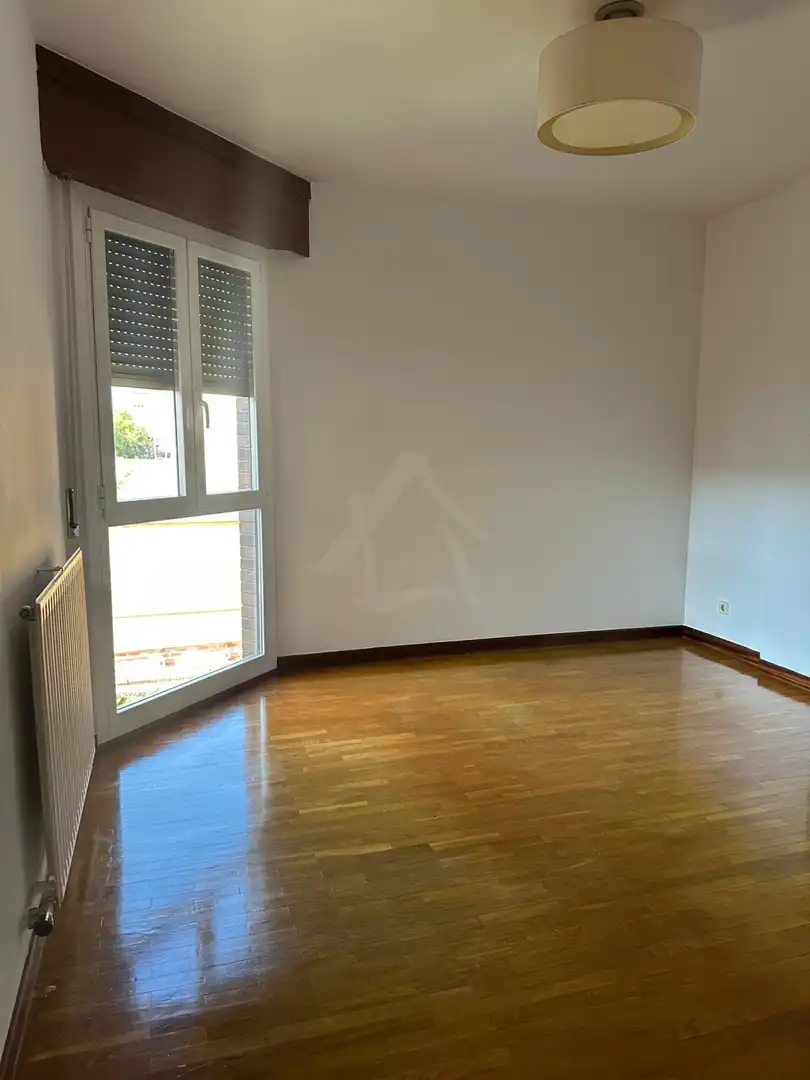 Sala d'estar de Casa adosada en venda en  Logroño amb Aire condicionat, Calefacció i Parquet