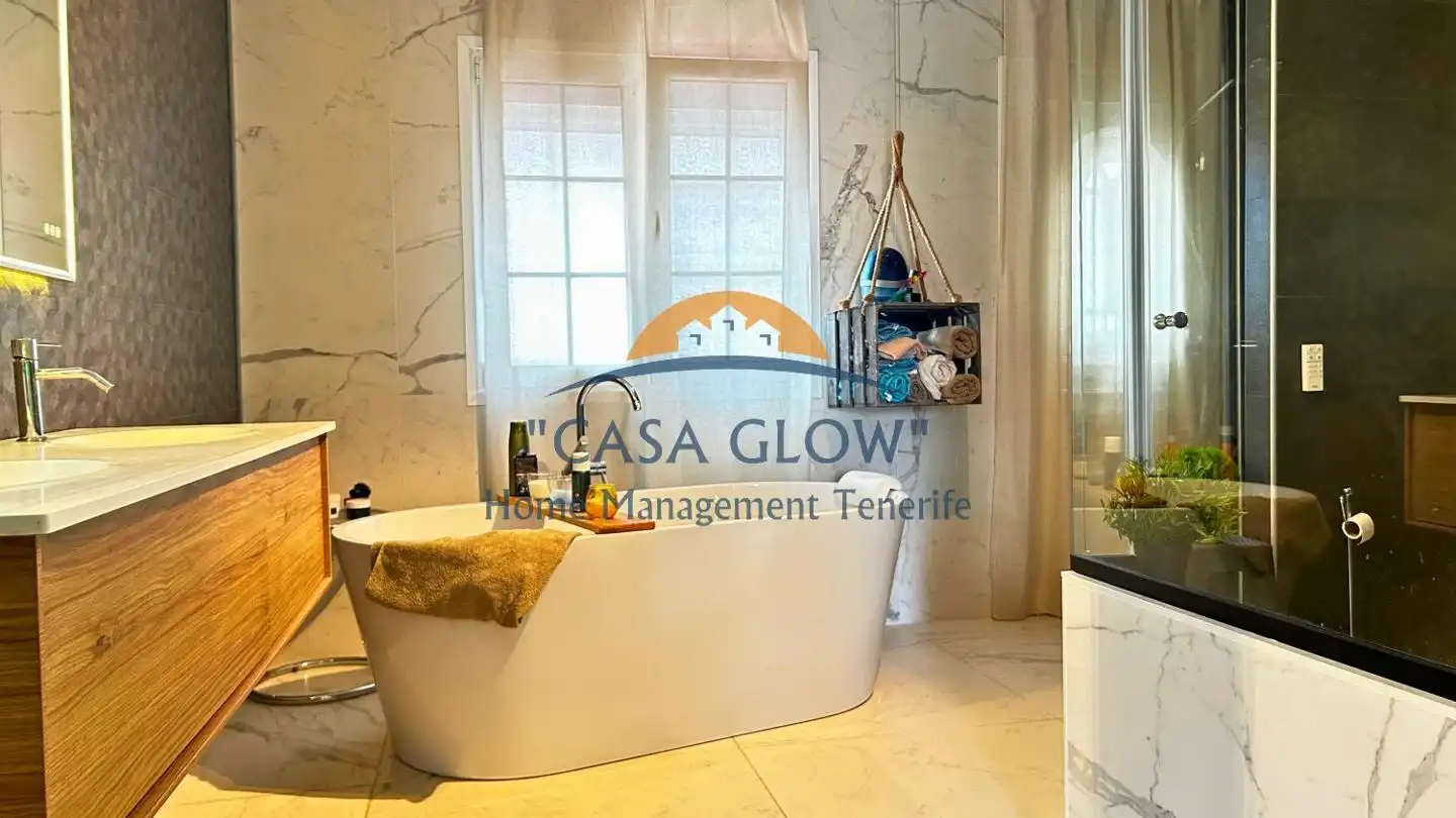 Badezimmer von Einfamilien-Reihenhaus zum Verkauf in Guía de Isora mit Klimaanlage, Heizung und Terrasse