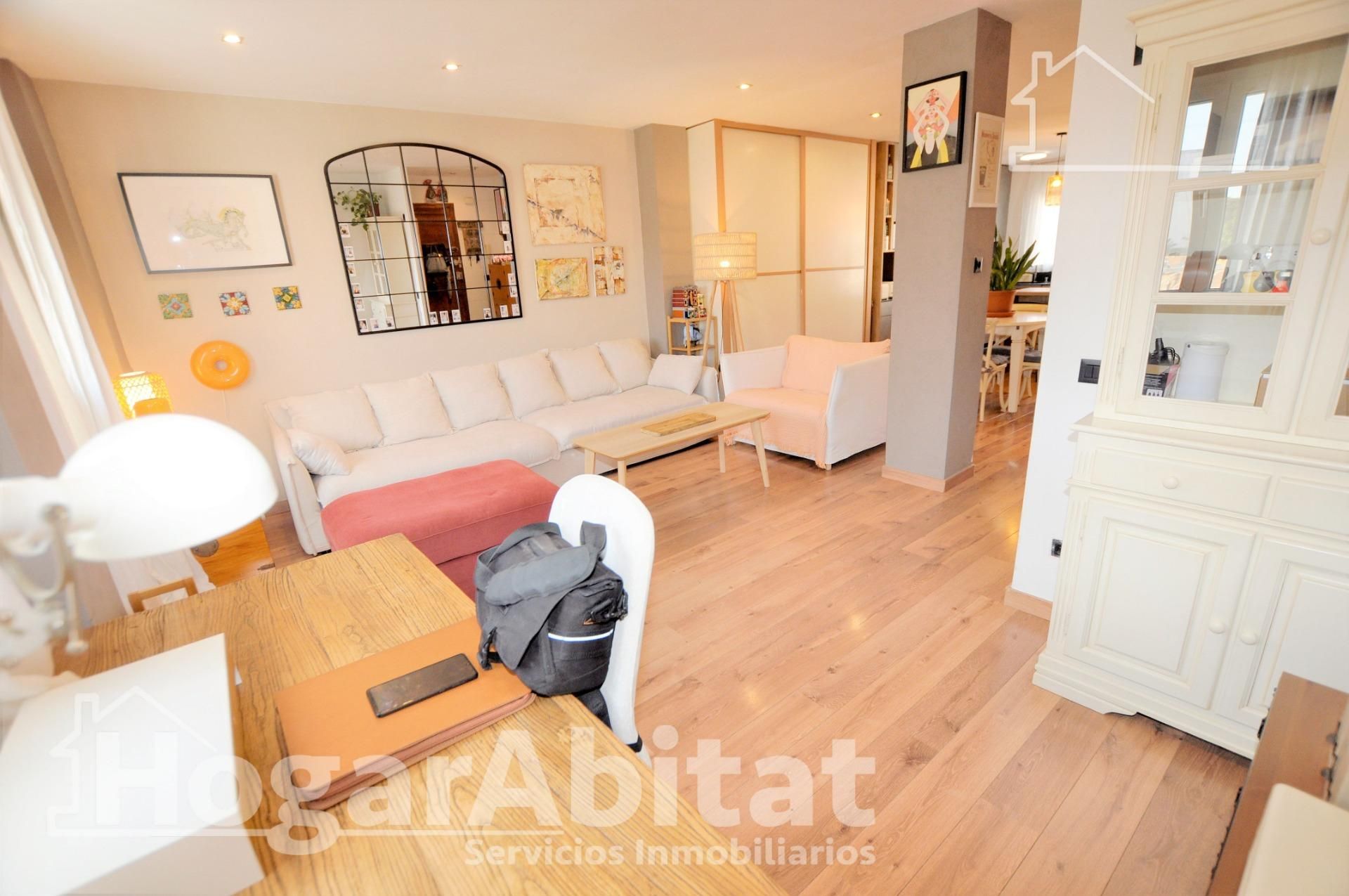 Living room of Flat for sale in  Valencia Capital  with Air Conditioner and Parquet flooring