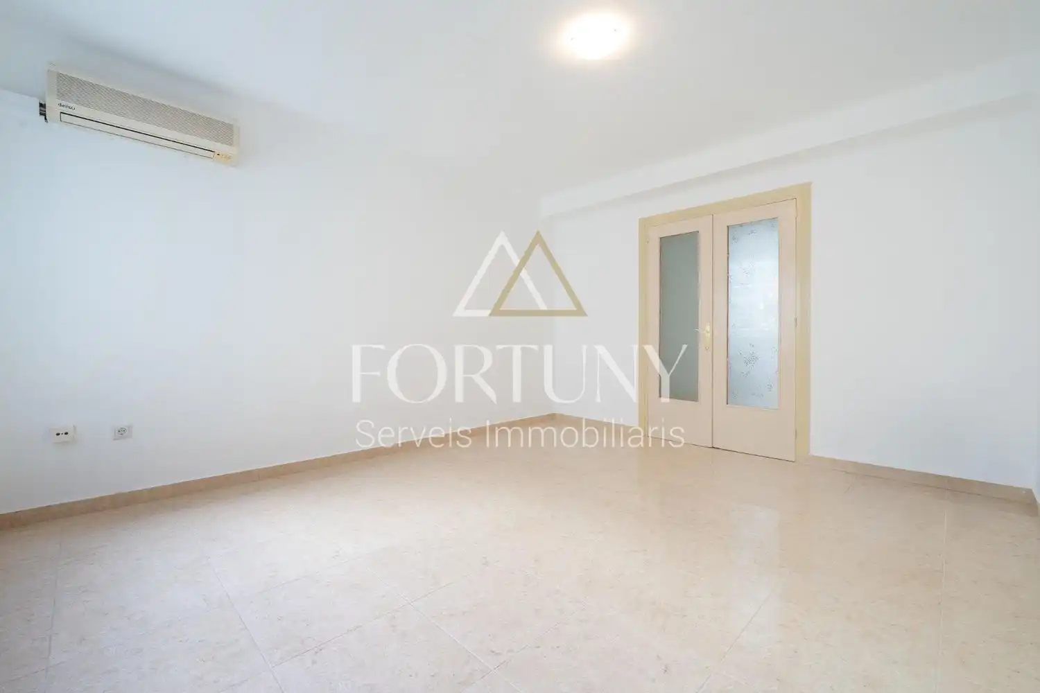 Flat with terrace for sale in del Carrilet 30, imagen 9
