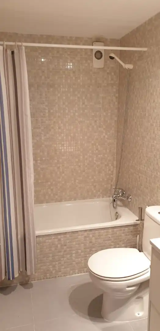 Badezimmer von Wohnung zur Miete in Madrid mit Klimaanlage, Heizung und Abstellraum