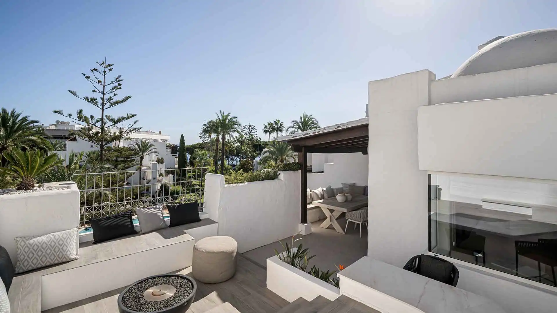 Penthouse with pool for sale in Milla de Oro
