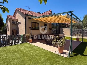 Casa aparellada amb piscina en venda a Guadarrama