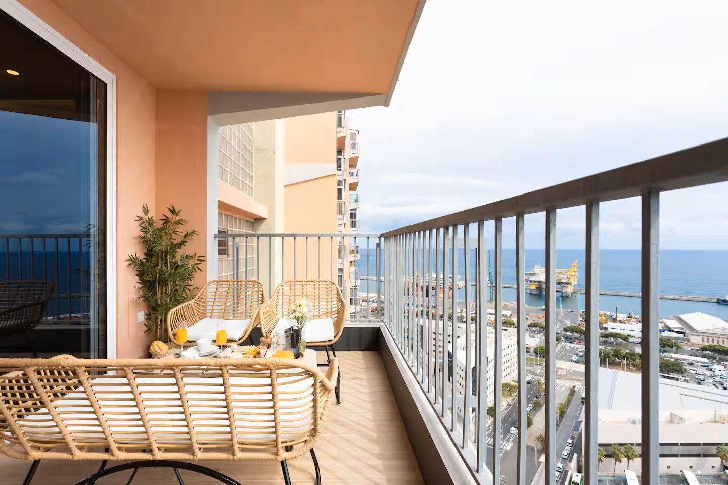 Terraza de Piso de alquiler en  Santa Cruz de Tenerife Capital con Aire acondicionado, Calefacción y Amueblado
