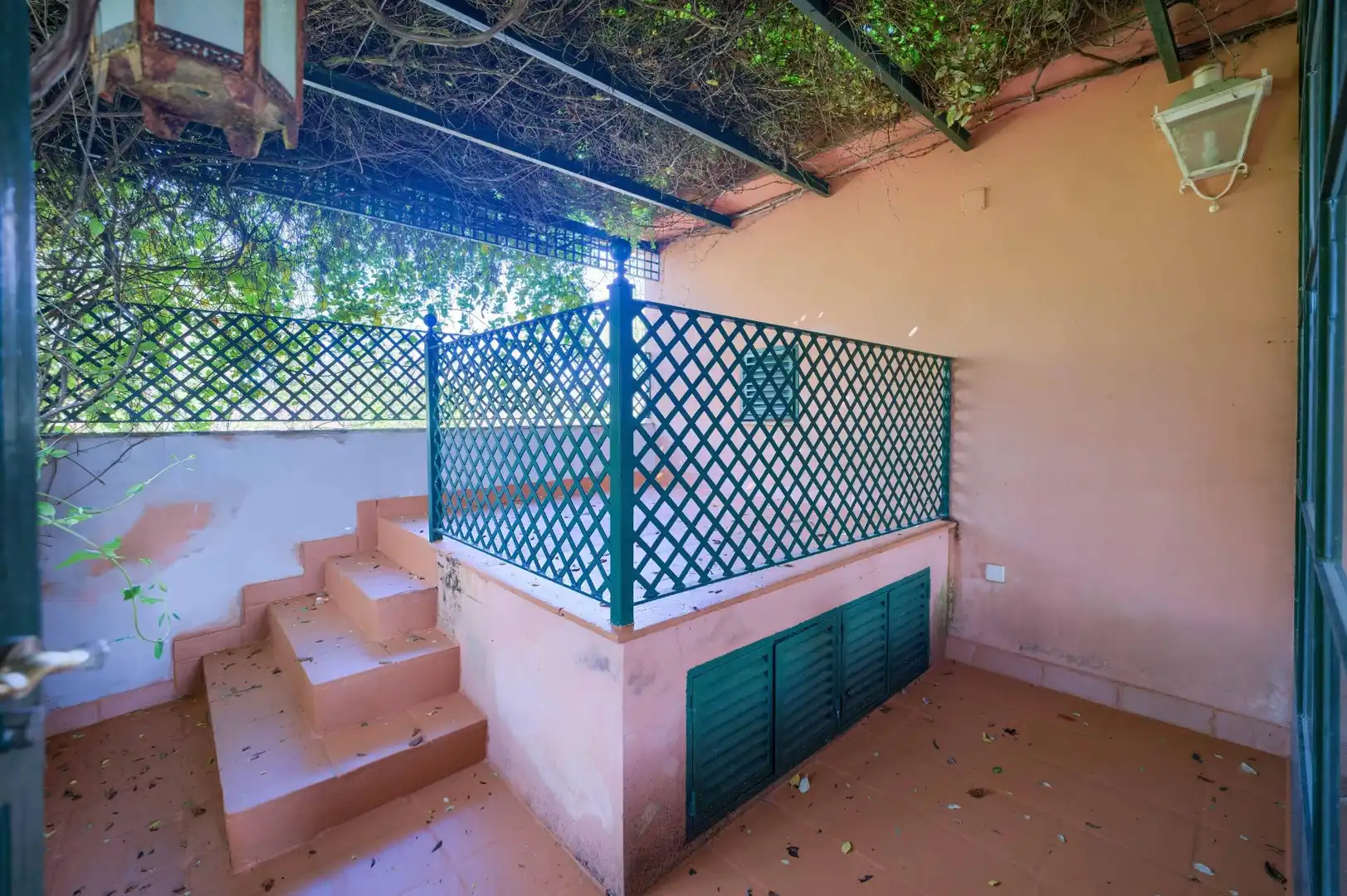 Terrassa de Casa o xalet en venda en Sanlúcar la Mayor amb Aire condicionat, Jardí privat i Terrassa