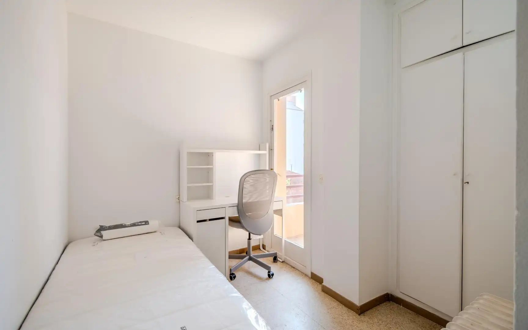 Bedroom of Flat for rent in Girona