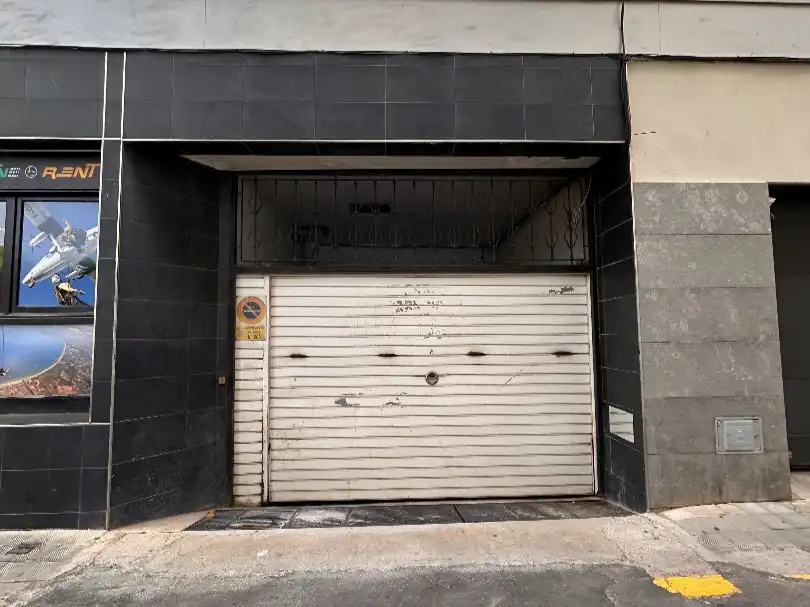 Garage for rent in Roses