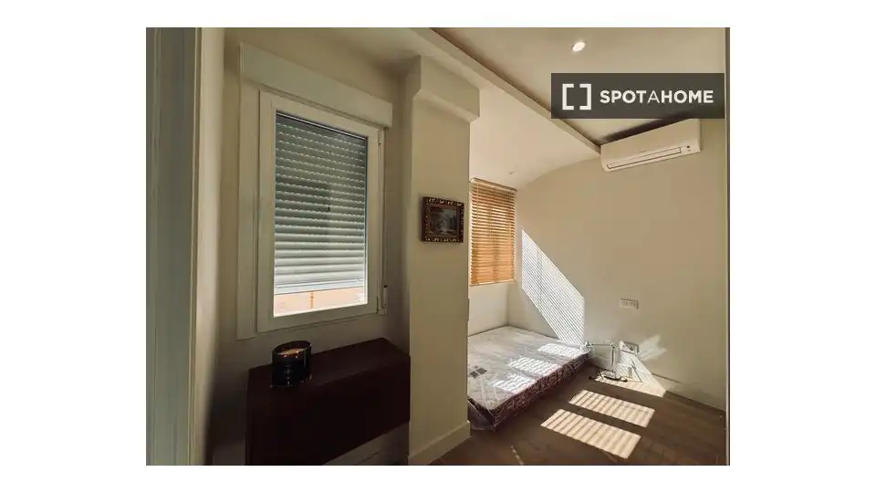 Dormitori de Apartament per a compartir en Madrid amb Aire condicionat, Terrassa i Moblat