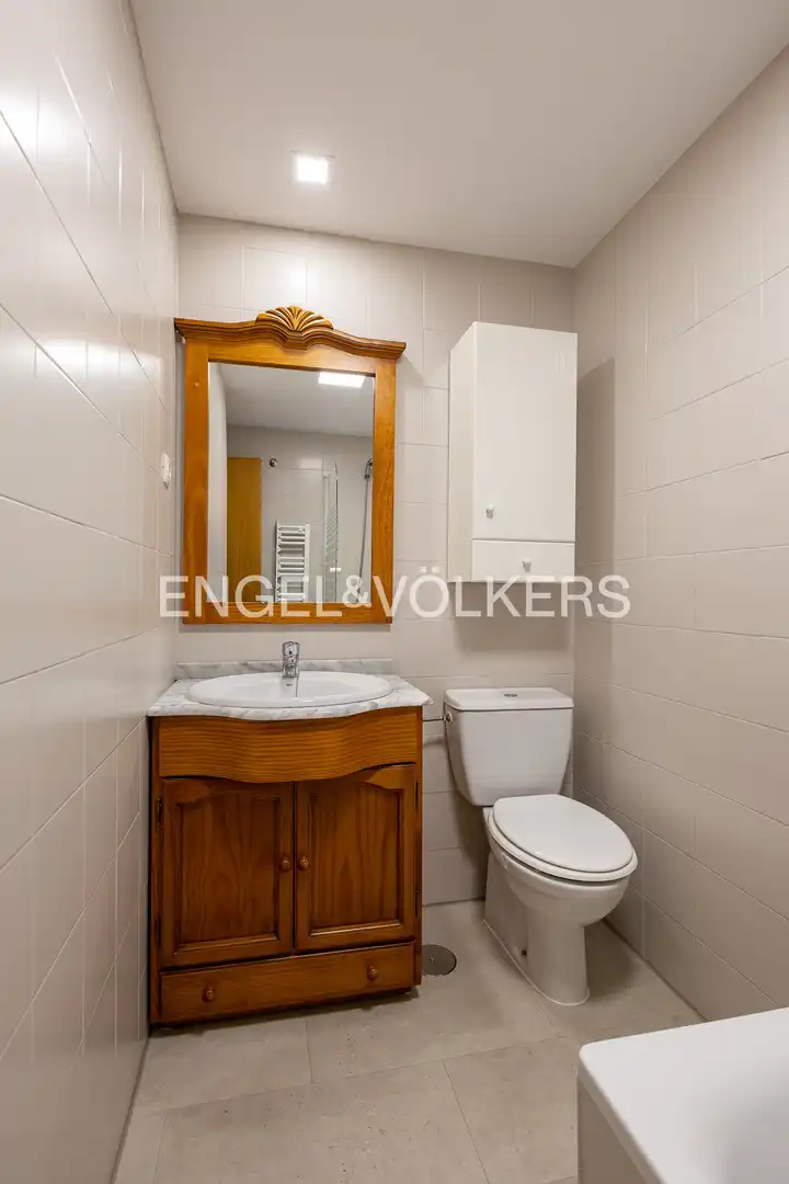 Baño de Piso en venta en Madrid con Calefacción, Trastero y Piscina
