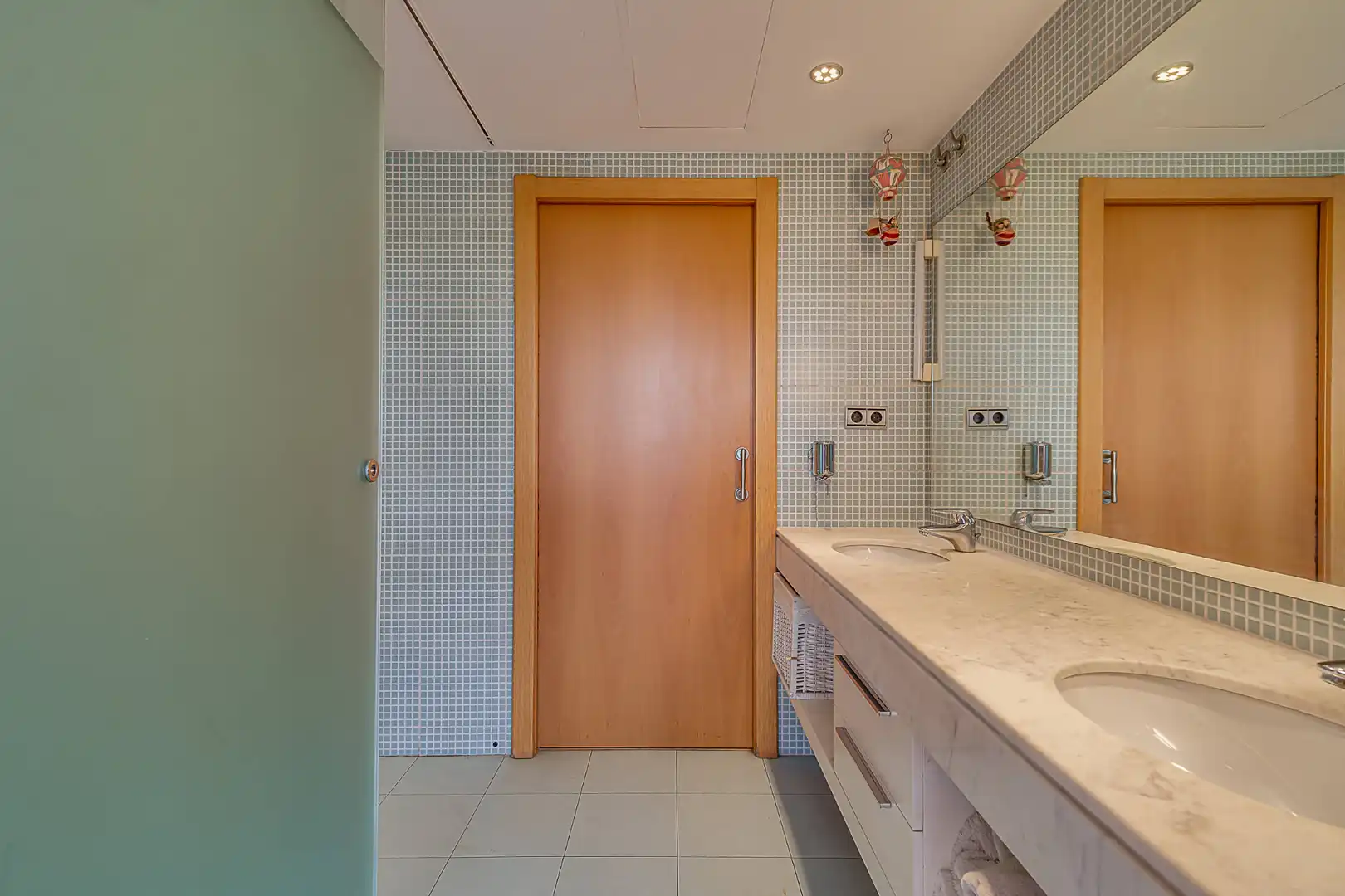 Baño de Casa adosada en venta en Barcelona con Aire acondicionado, Calefacción y Terraza