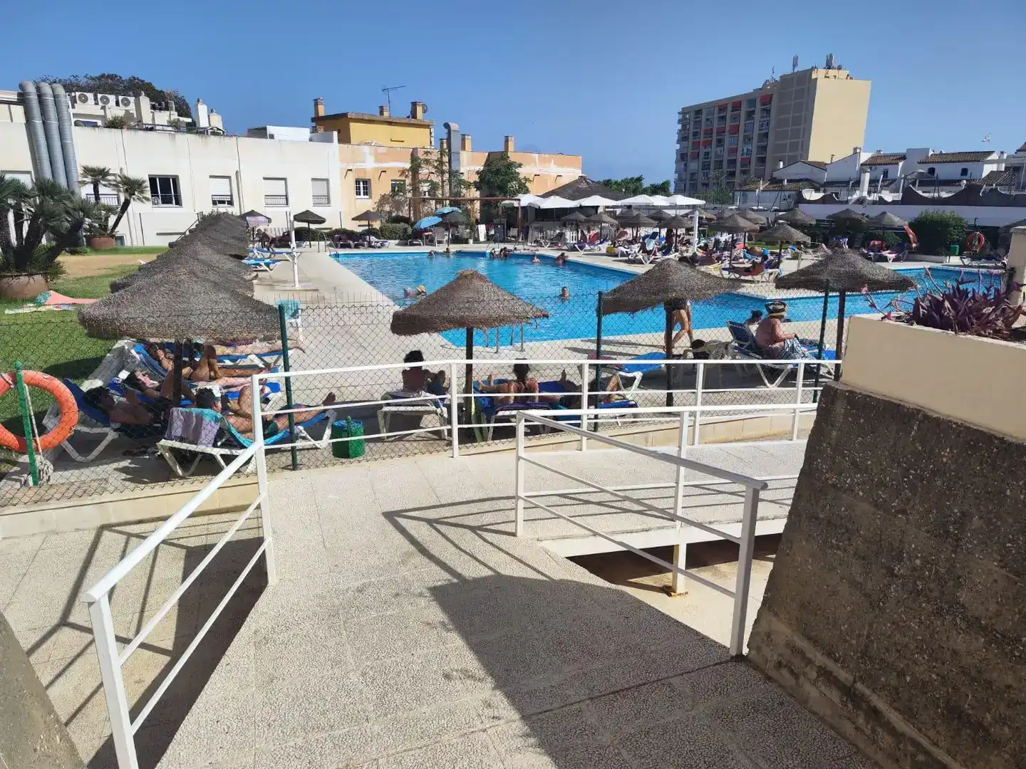 Schwimmbecken von Wohnung zur Miete in Torremolinos mit Klimaanlage, Privatgarten und Abstellraum