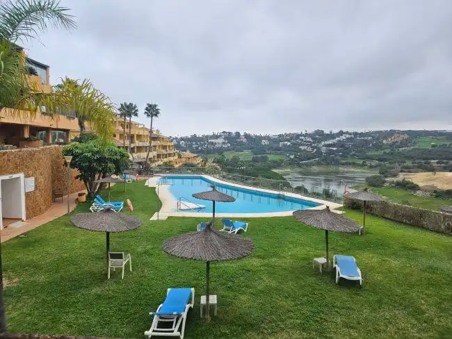 Piscina de Apartament de lloguer en Sotogrande amb Aire condicionat, Calefacció i Terrassa