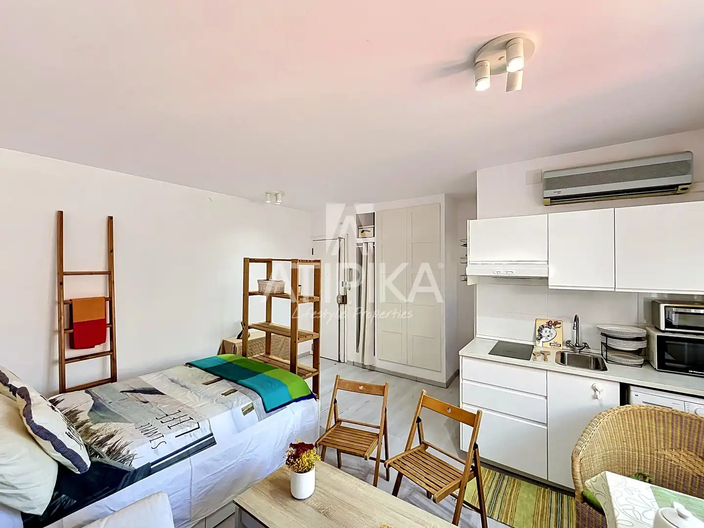 Schlafzimmer von Büro zum Verkauf in Barcelona mit Klimaanlage und Möbliert