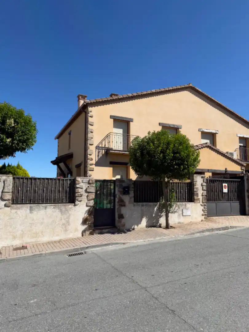 Vista exterior de Casa adosada en venta en Valverde del Majano con Calefacción, Jardín privado y Horno