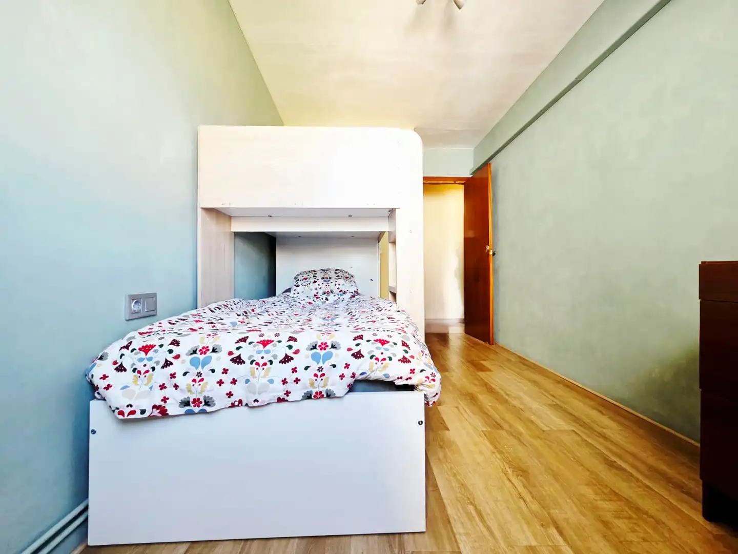 Schlafzimmer von Einfamilien-Reihenhaus zum Verkauf in Palau-solità i Plegamans mit Klimaanlage, Heizung und Privatgarten