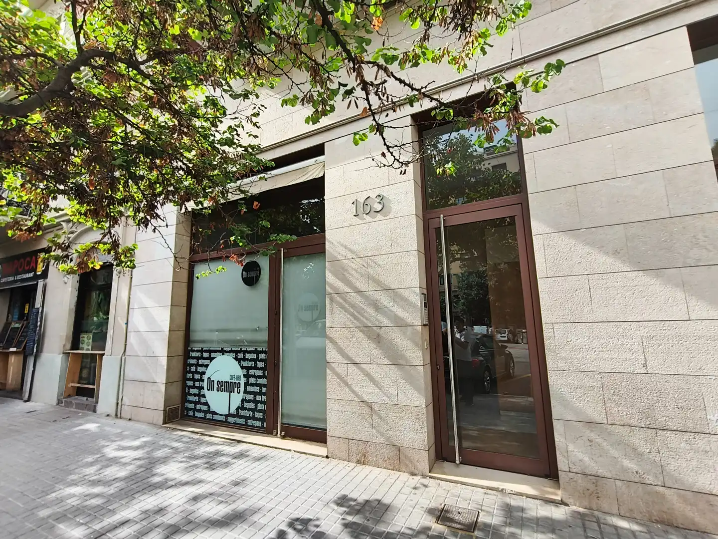 Vista exterior de Local en traspaso en Barcelona con Aire acondicionado