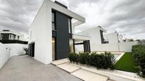 Vista exterior de Casa o xalet de lloguer en Bétera amb Aire condicionat, Terrassa i Piscina