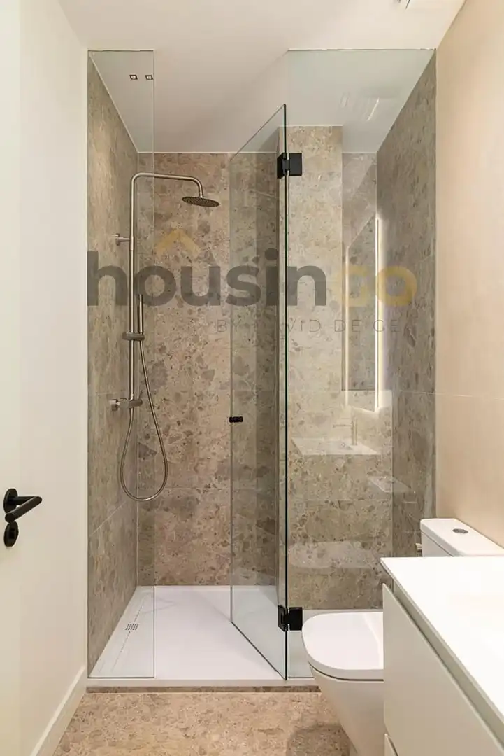 Badezimmer von Wohnung zum Verkauf in Madrid mit Klimaanlage, Heizung und Terrasse
