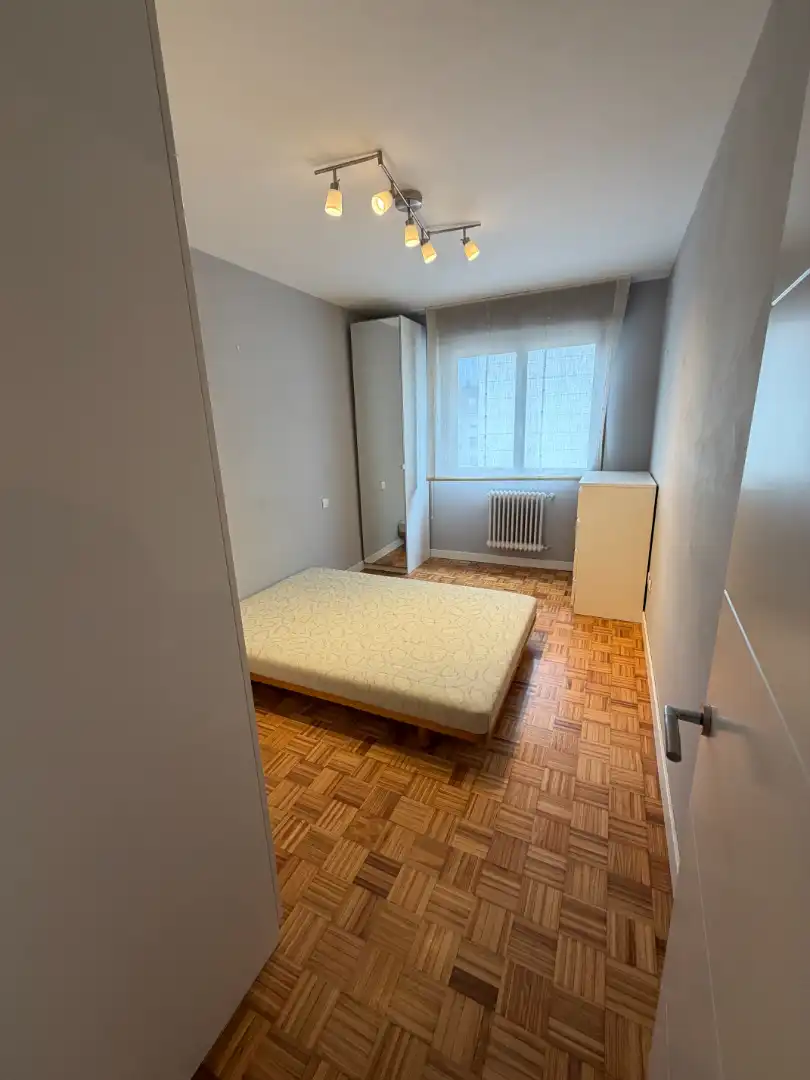Schlafzimmer von Wohnung zur Miete in Oviedo  mit Heizung, Parkett und Abstellraum