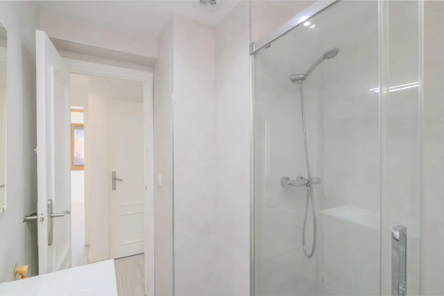 Badezimmer von Wohnung zum Verkauf in Viladecans mit Klimaanlage, Heizung und Parkett