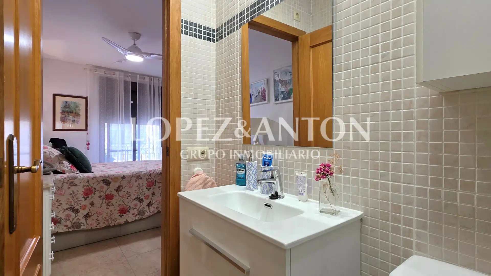 Bathroom of Flat for sale in L'Eliana  with Air Conditioner, Oven and Balcony