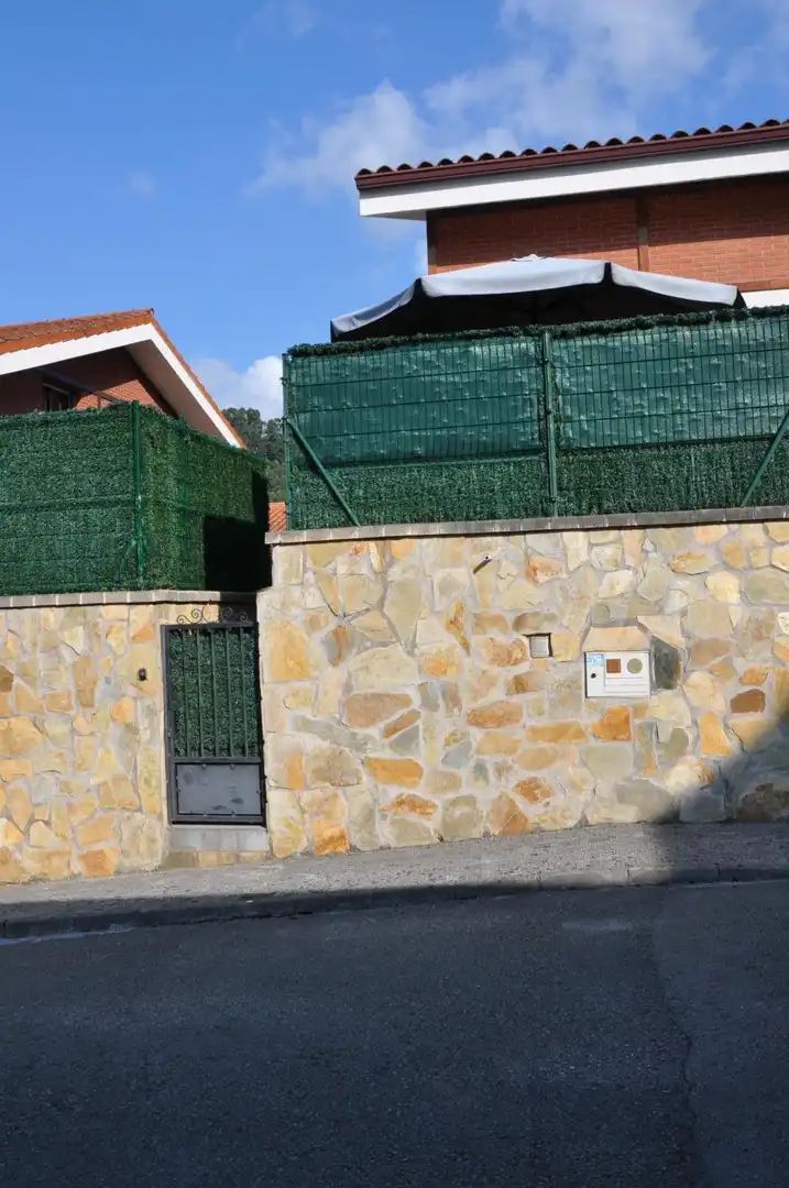 Vista exterior de Casa o chalet en venta en Castro-Urdiales con Calefacción, Jardín privado y Terraza