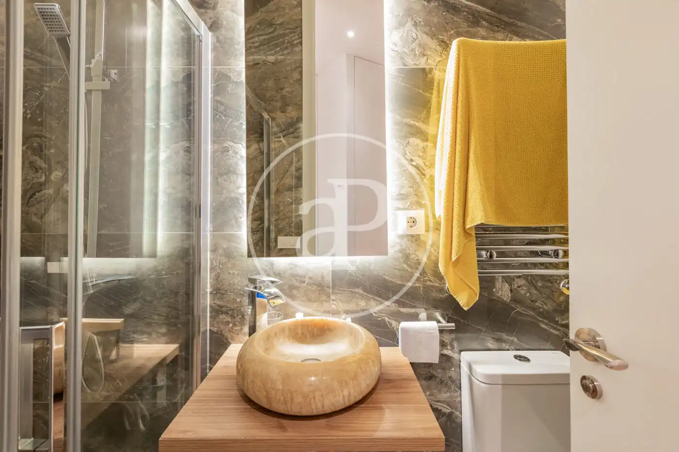 Bathroom of Flat for rent in Madrid  with Air Conditioner, Heating and Furnished