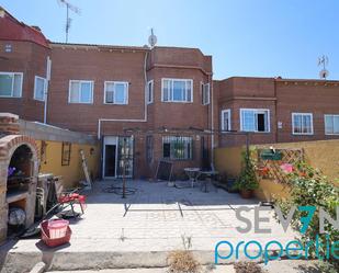 Vista exterior de Casa adosada en venda en Chozas de Canales amb Aire condicionat, Calefacció i Jardí privat