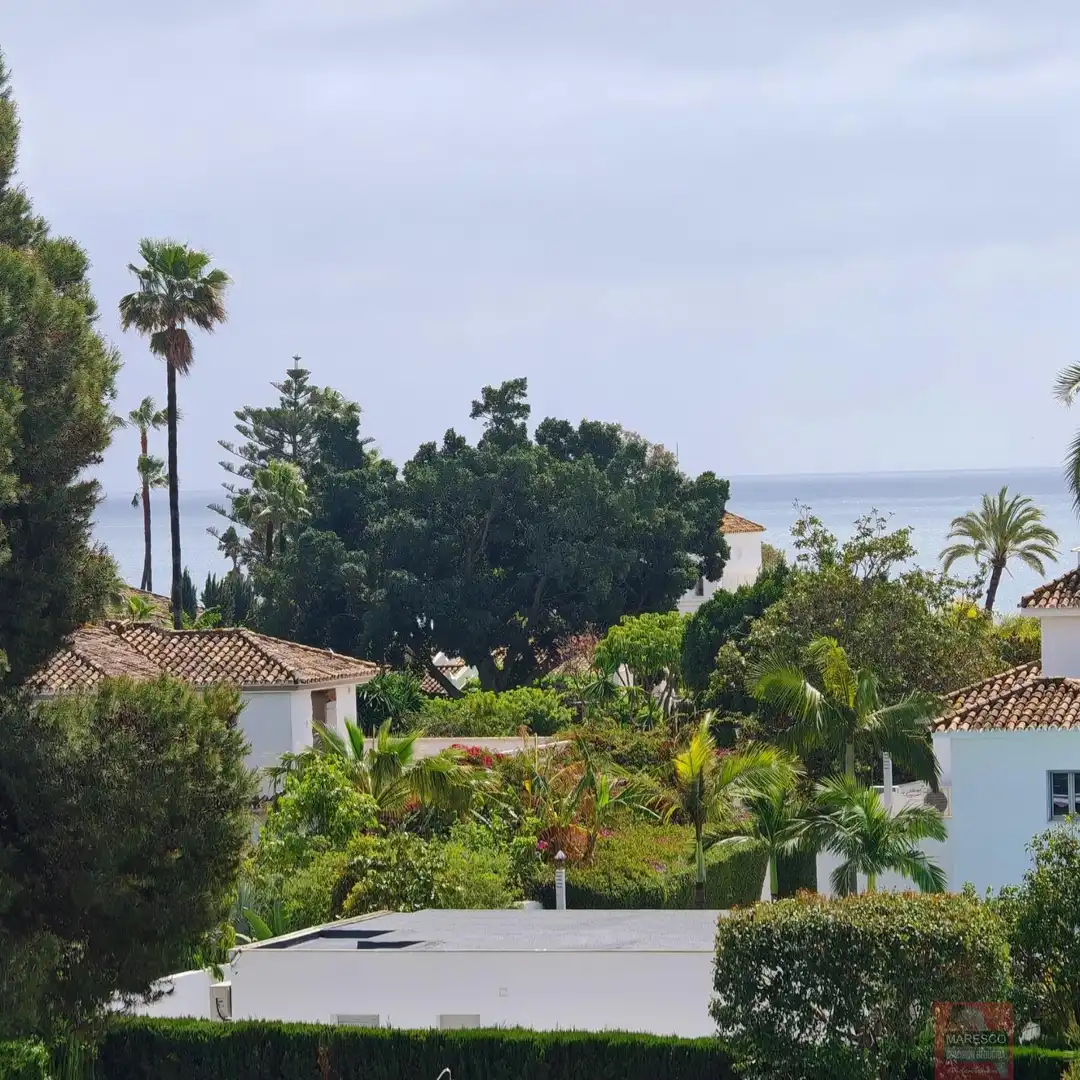 Vista exterior de Àtic en venda en Estepona amb Terrassa, Balcó i Piscina comunitària