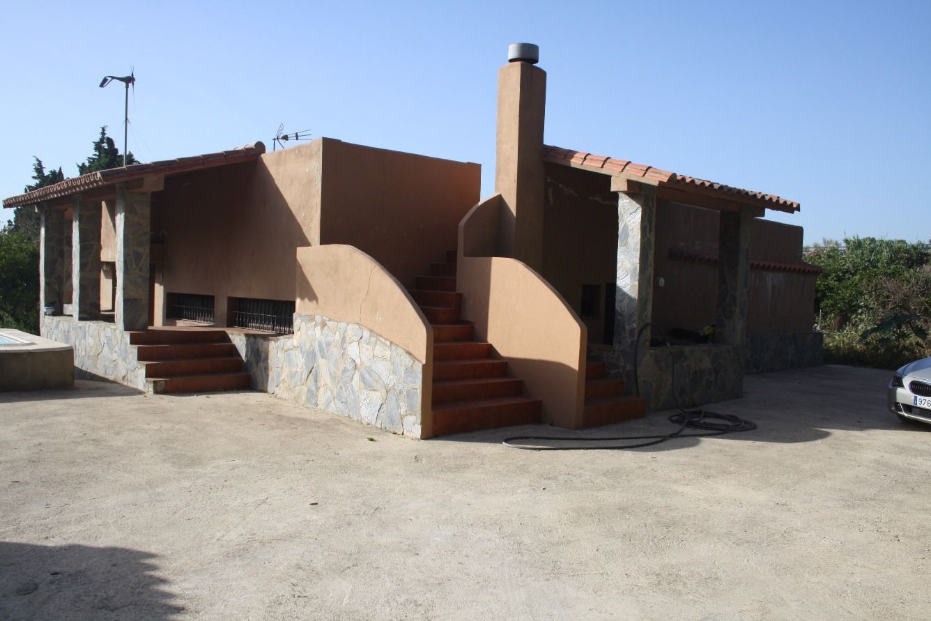 Vista exterior de Casa o xalet en venda en Los Barrios amb Calefacció, Jardí privat i Traster