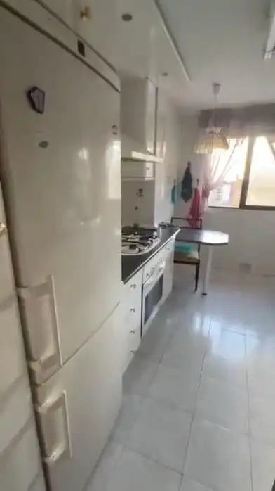 Cuina de Pis de lloguer en Granada amb Aire condicionat, Calefacció i Moblat