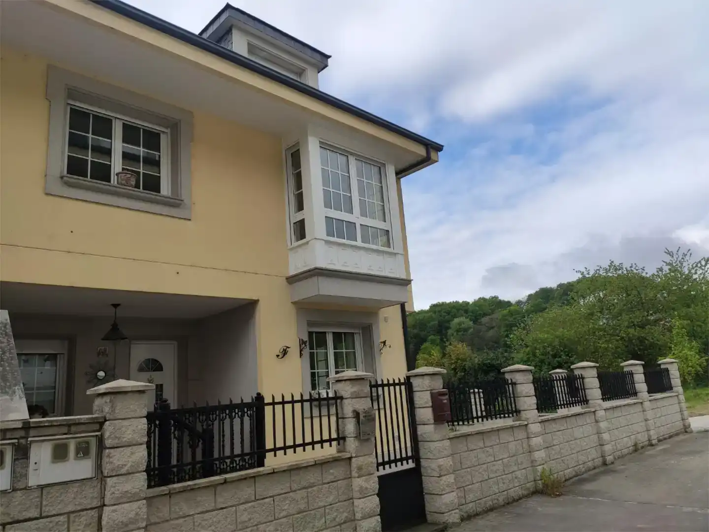 Vista exterior de Casa o xalet en venda en Sarria amb Balcó