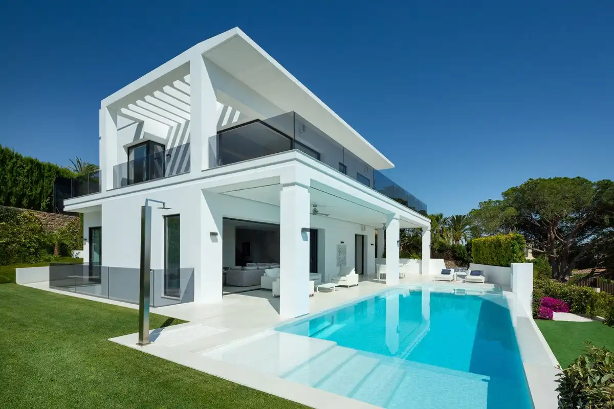 Vista exterior de Casa o xalet en venda en Marbella amb Jardí privat, Terrassa i Piscina