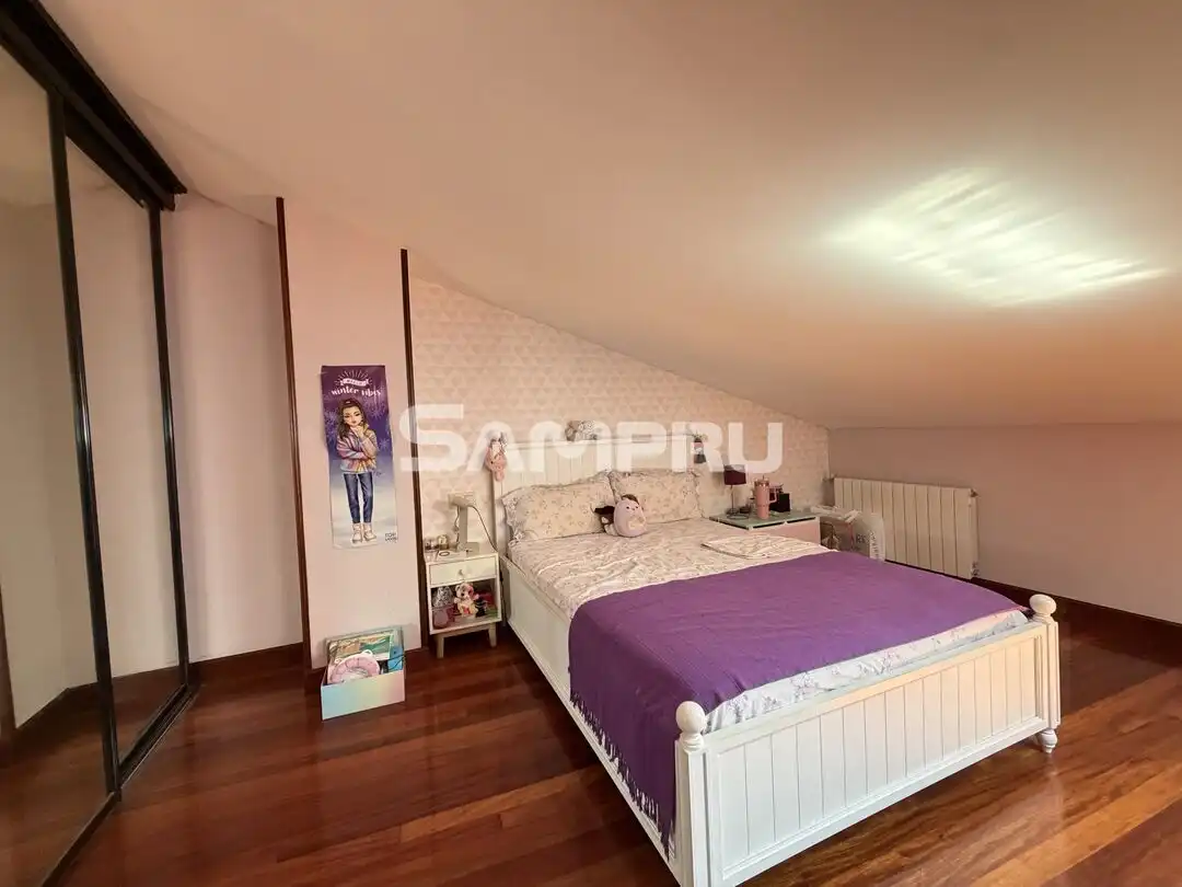 Schlafzimmer von Dachboden zum Verkauf in Arrasate / Mondragón mit Heizung und Balkon