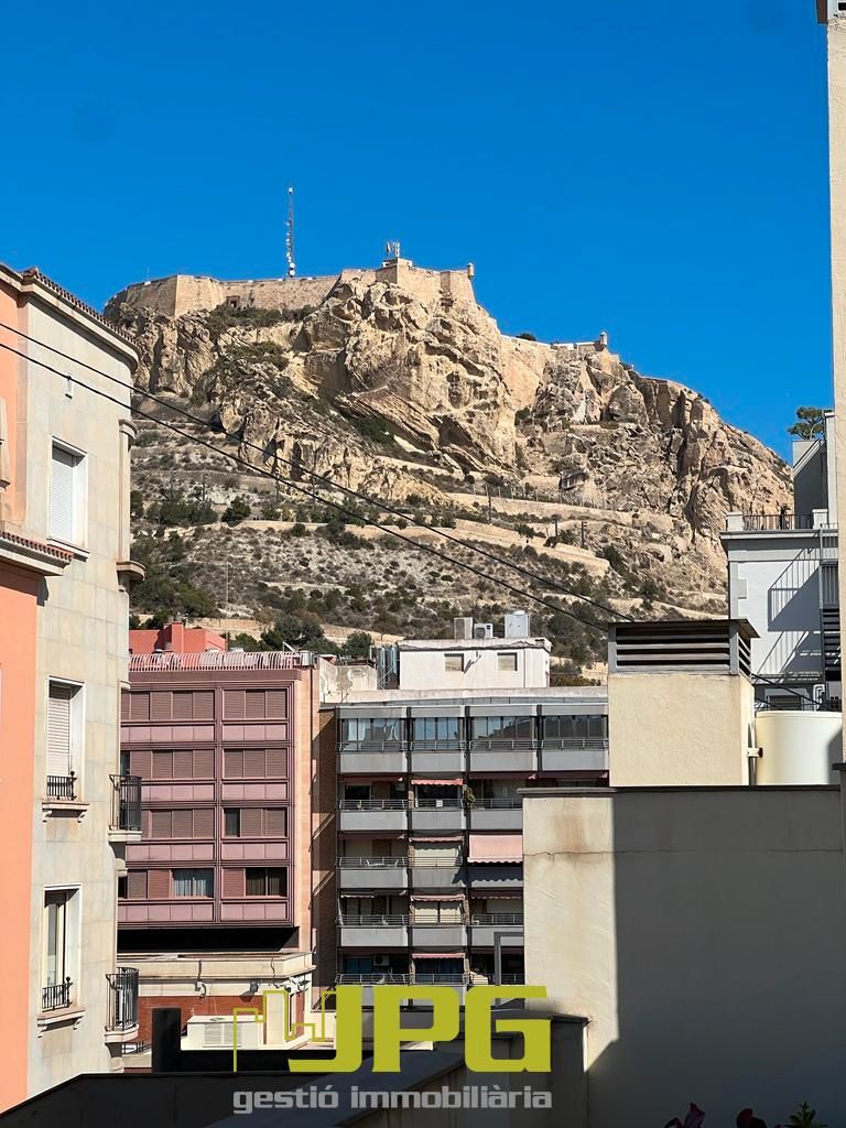 Vista exterior de Àtic en venda en Alicante / Alacant amb Aire condicionat, Calefacció i Parquet