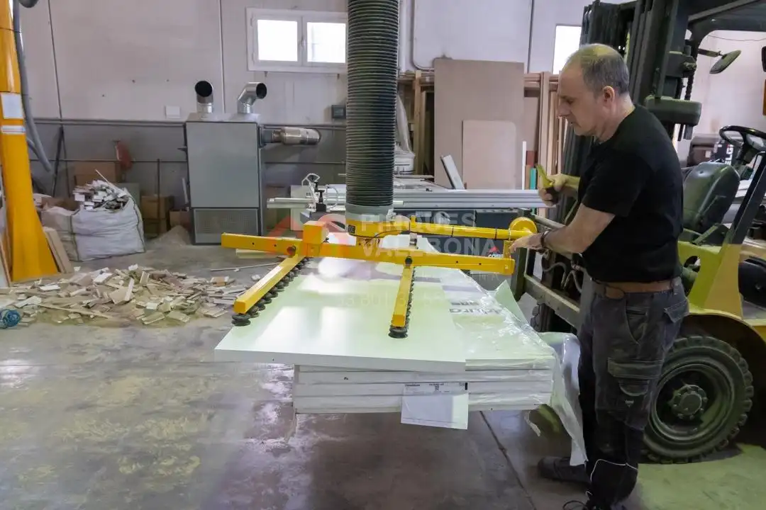 Außenansicht von Fabrikhallen zum Verkauf in Igualada