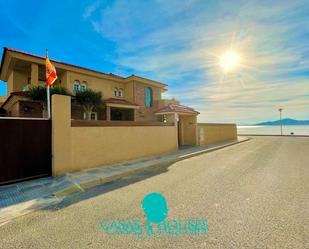 Vista exterior de Casa o xalet en venda en La Manga del Mar Menor amb Aire condicionat, Terrassa i Piscina