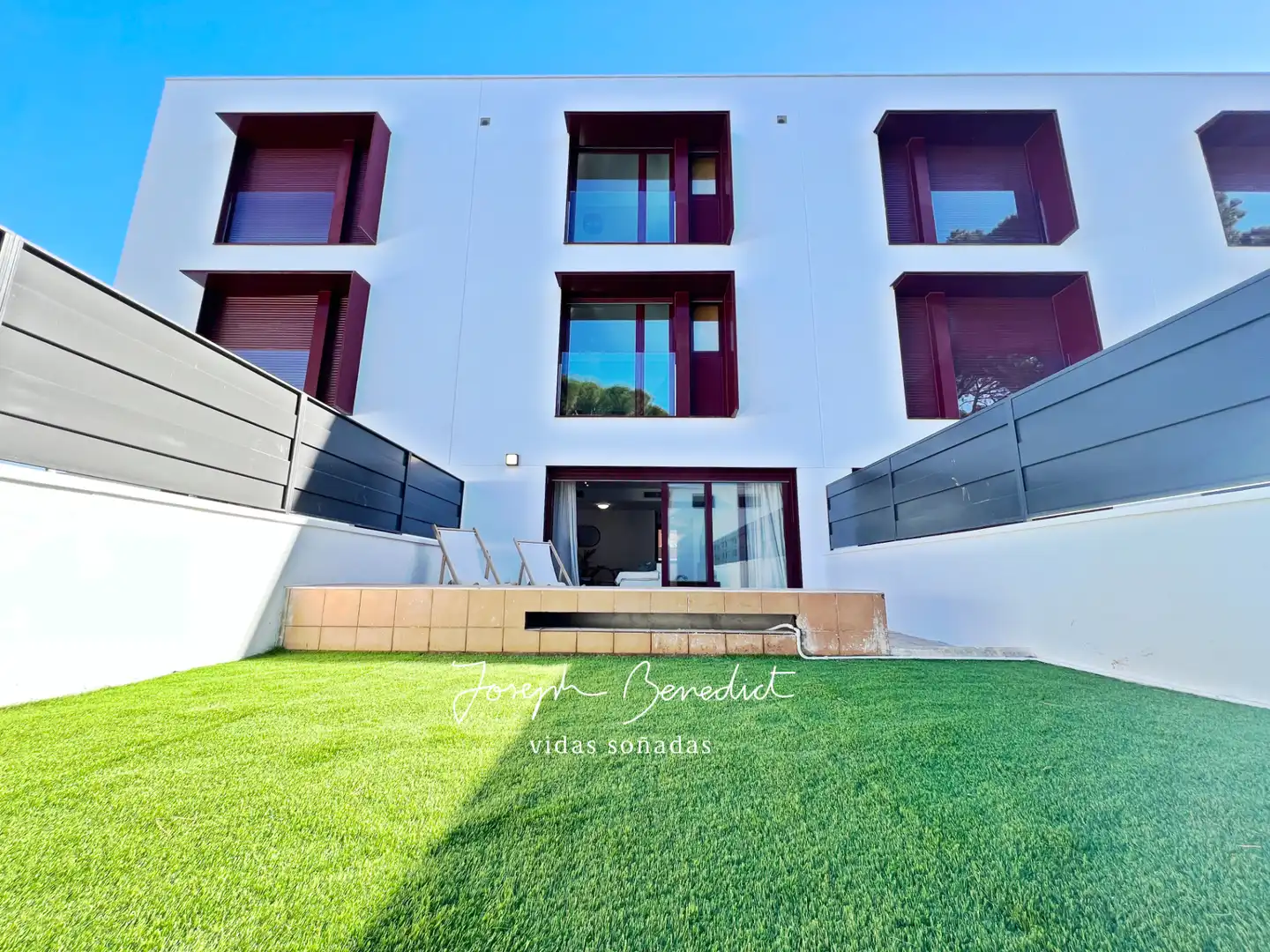 Vista exterior de Casa adosada en venda en Castelldefels amb Aire condicionat, Calefacció i Jardí privat